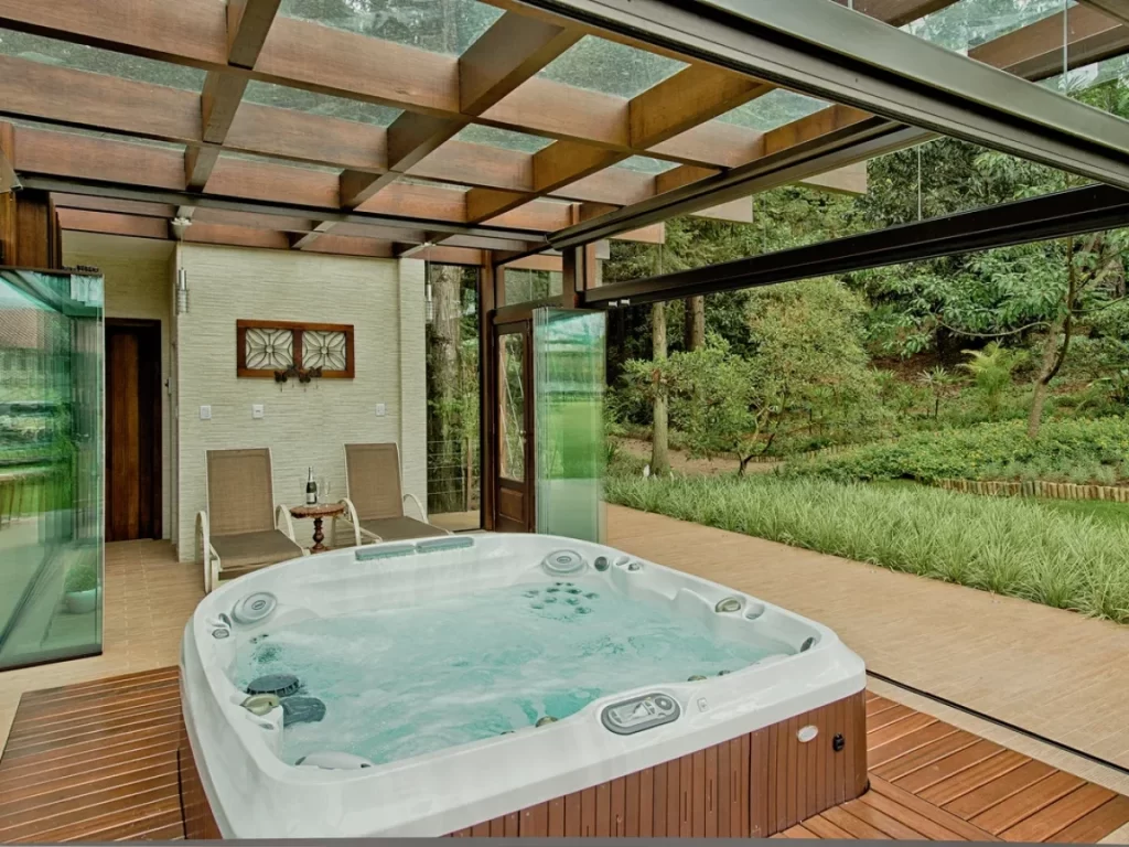 Tendências em Design: Banheiras de Hidromassagem e Jacuzzis que Transformarão seu Espaço